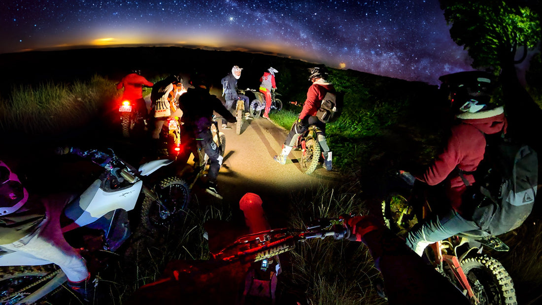 Électrique et Nocturne : Immersion dans une Sortie d'Enduro Épique sous les Étoiles